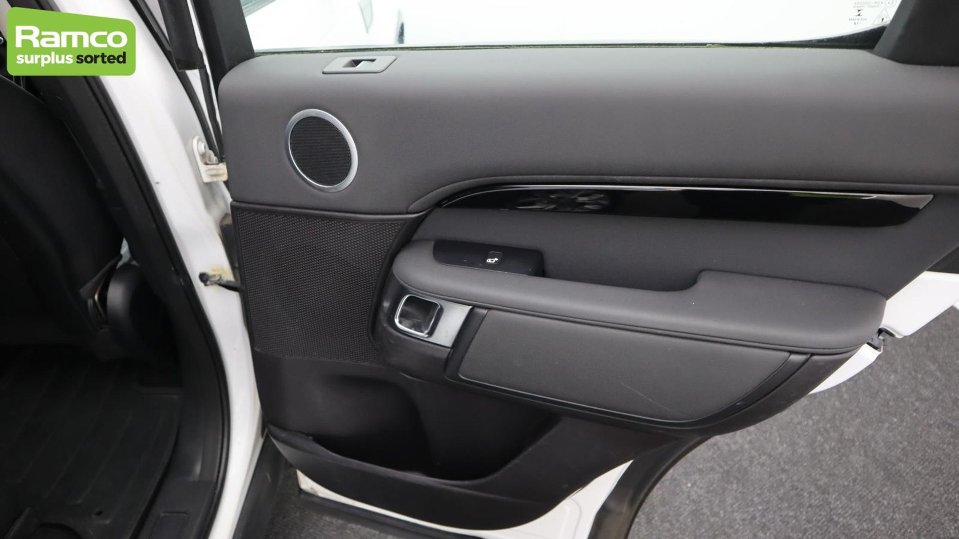 Land Rover Discovery 5 SDV6 3.0 DSE - BA68 OMK - Image 24 of 57