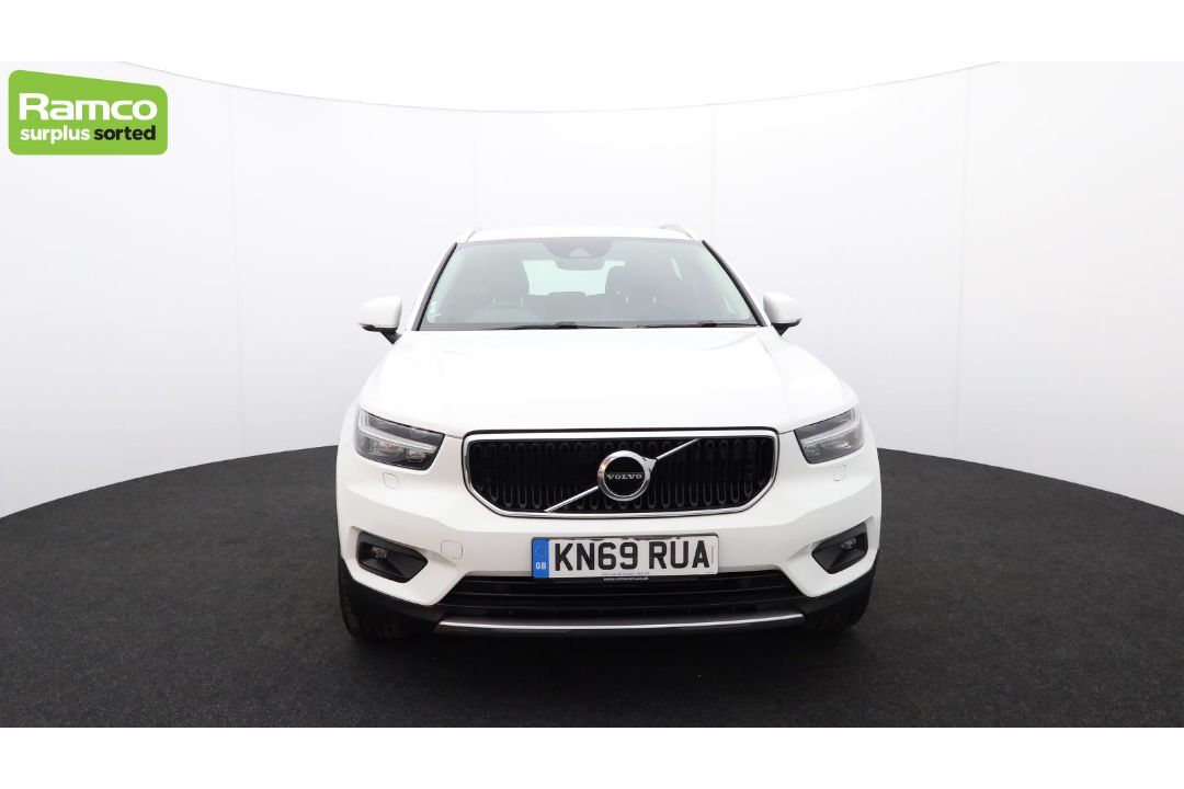 Volvo XC40 Momentum Pro D3 AWD Estate 2.0L - KN69 RUA - Image 2 of 37