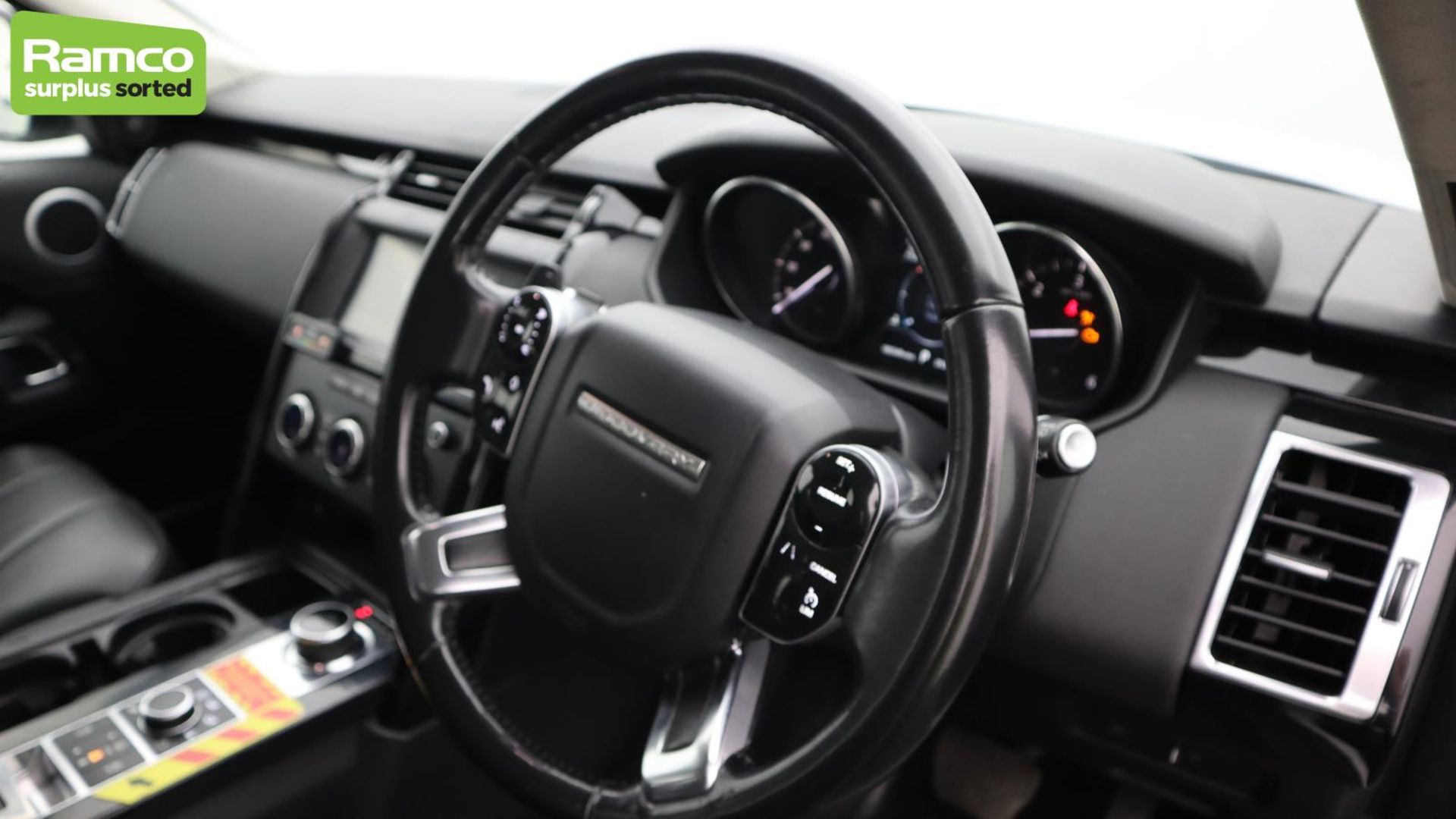 Land Rover Discovery 5 SDV6 3.0 DSE - BA68 OMK - Image 11 of 57