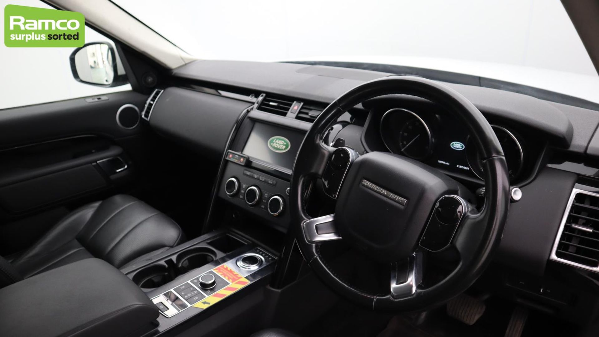 Land Rover Discovery 5 SDV6 3.0 DSE - BA68 OMK - Image 10 of 57