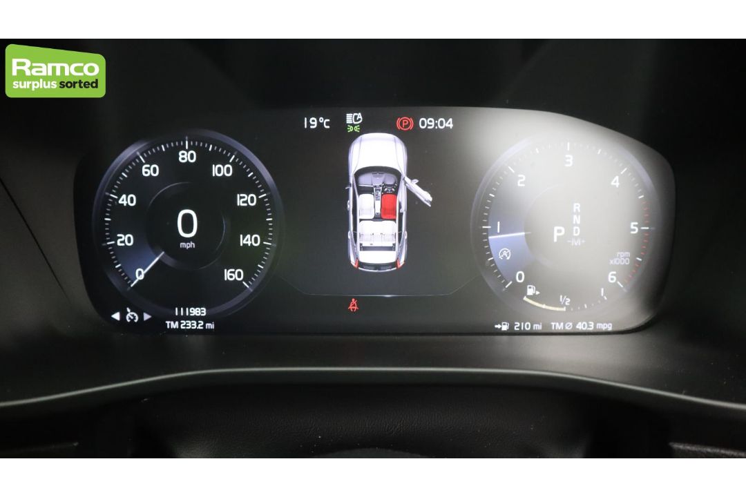 Volvo XC40 Momentum Pro D3 AWD Estate 2.0L - KN69 RUA - Image 11 of 37