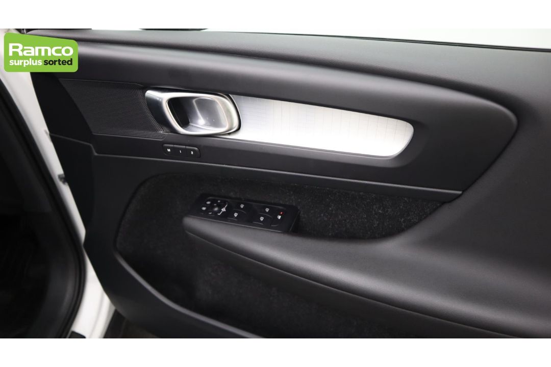 Volvo XC40 Momentum Pro D3 AWD Estate 2.0L - KN69 RUA - Image 18 of 37