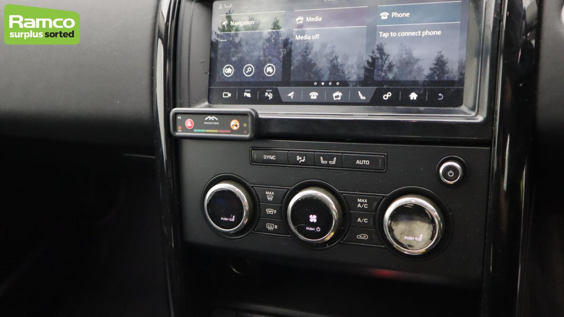Land Rover Discovery 5 SDV6 3.0 DSE - BA68 OMK - Image 15 of 57
