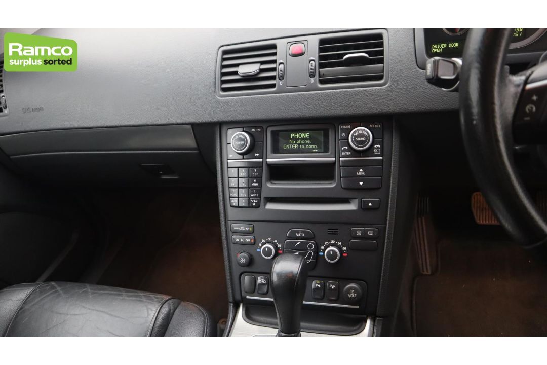 Volvo XC90 D5 AWD 2.4L - AO61 KAX - Image 12 of 64