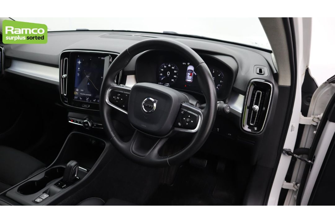 Volvo XC40 Momentum Pro D3 AWD Estate 2.0L - KN69 RUA - Image 10 of 37