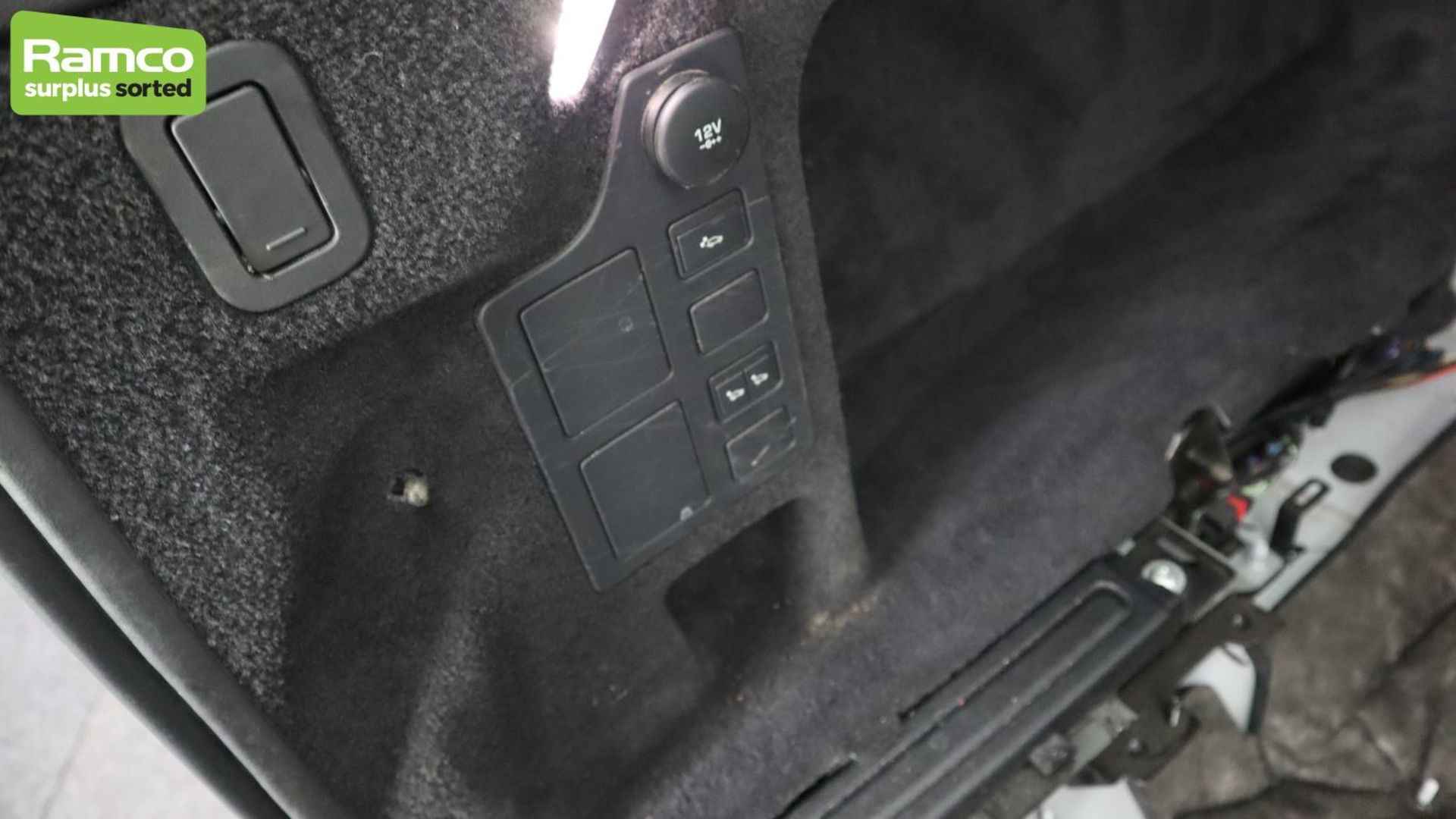 Land Rover Discovery 5 SDV6 3.0 DSE - BA68 OMK - Image 28 of 57