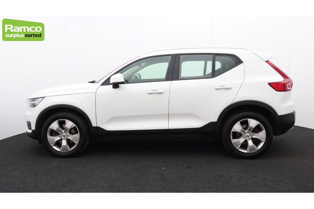 Volvo XC40 Momentum Pro D3 AWD Estate 2.0L - KN69 RUA - Image 8 of 37