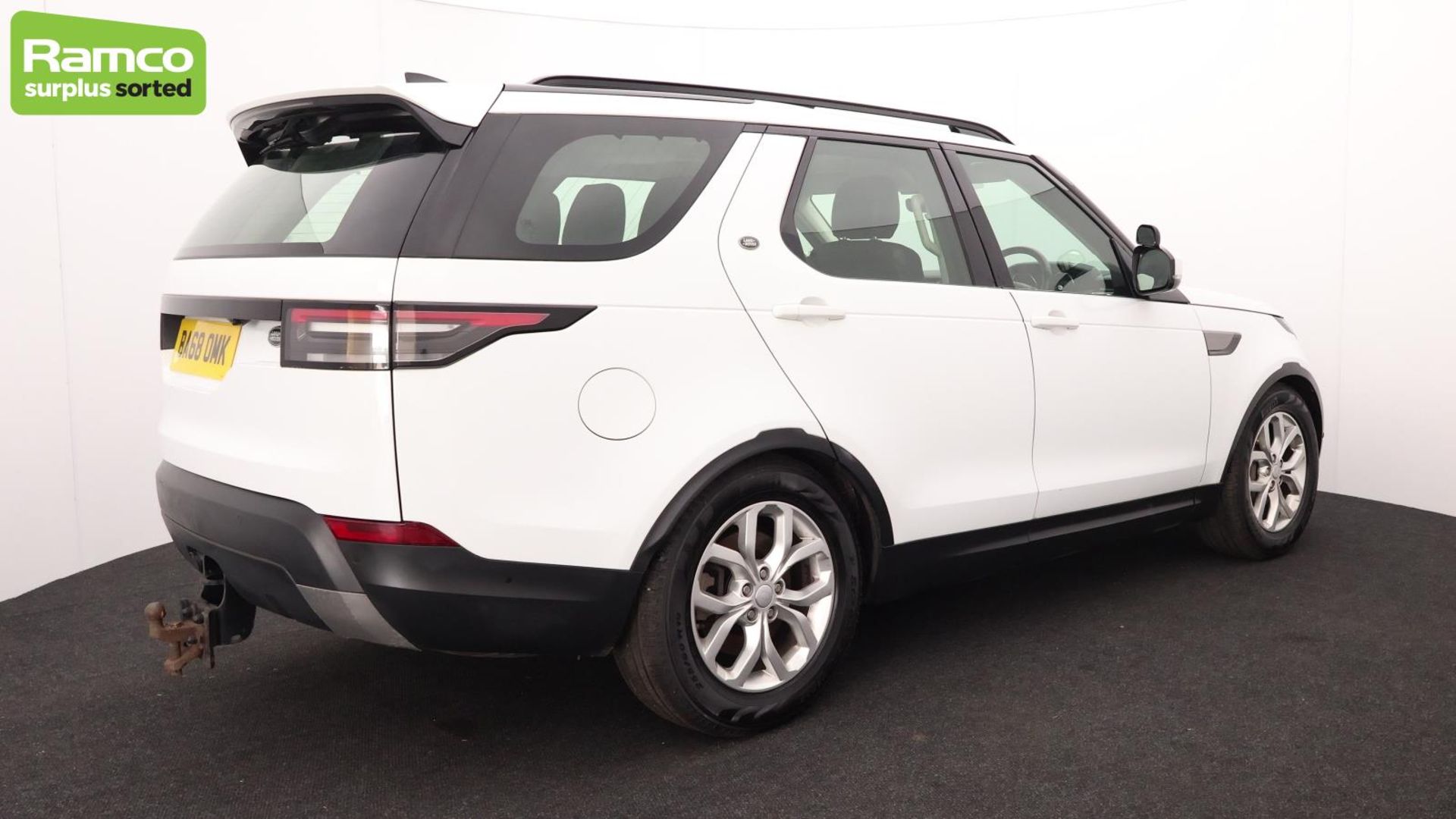 Land Rover Discovery 5 SDV6 3.0 DSE - BA68 OMK - Image 5 of 57