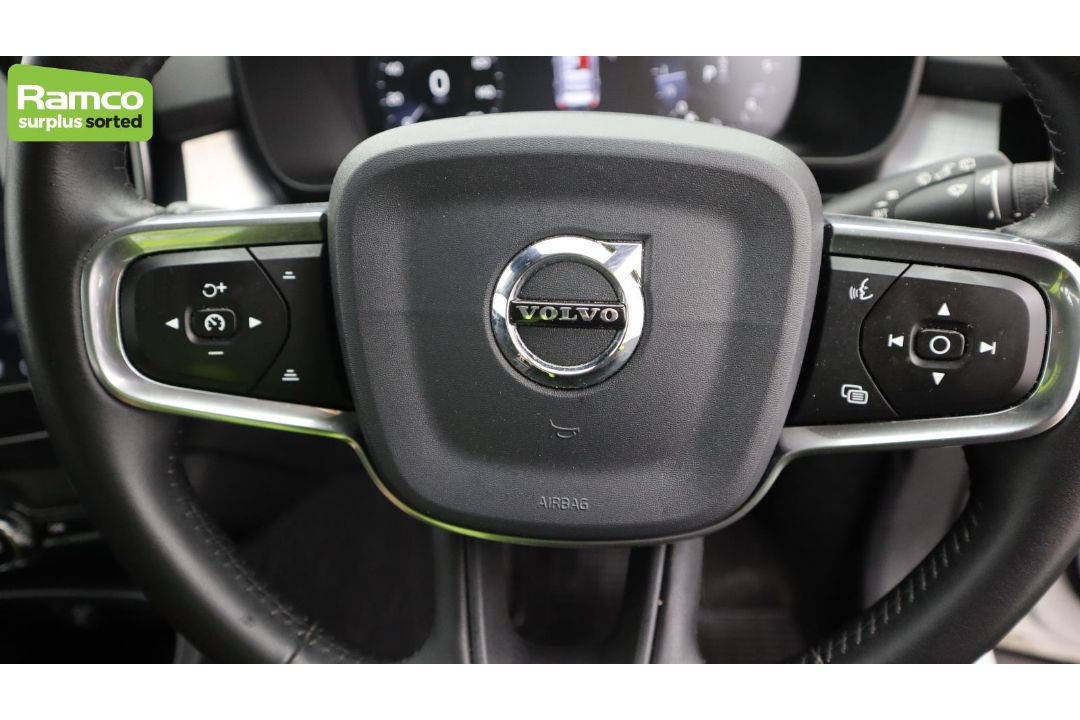Volvo XC40 Momentum Pro D3 AWD Estate 2.0L - KN69 RUA - Image 16 of 37