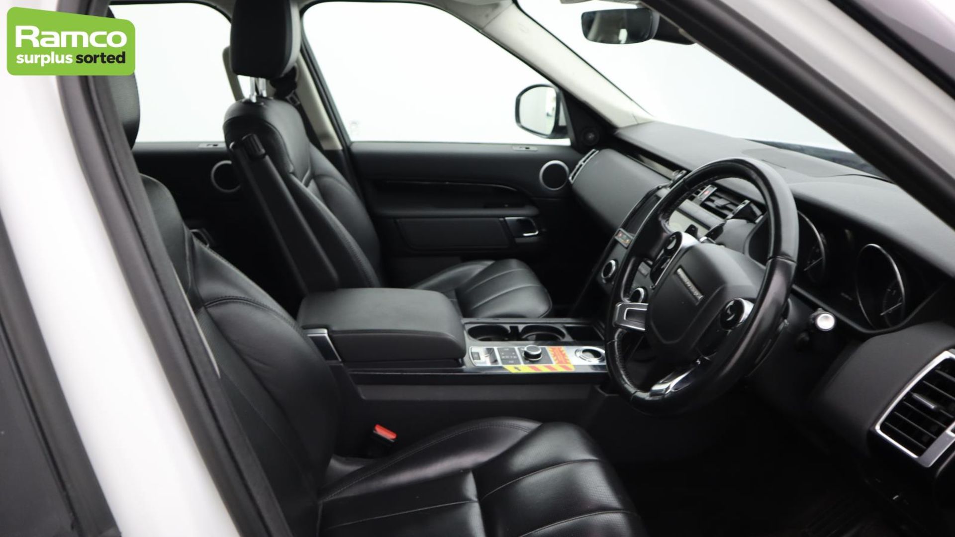 Land Rover Discovery 5 SDV6 3.0 DSE - BA68 OMK - Image 9 of 57