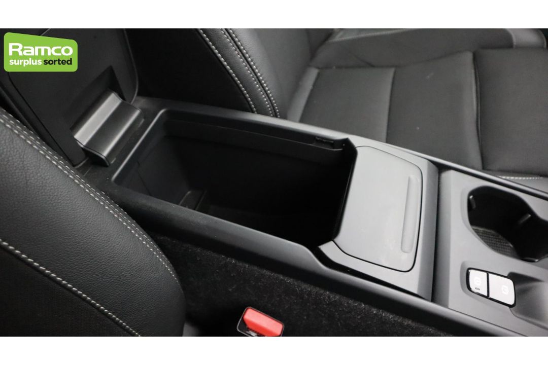 Volvo XC40 Momentum Pro D3 AWD Estate 2.0L - KN69 RUA - Image 17 of 37
