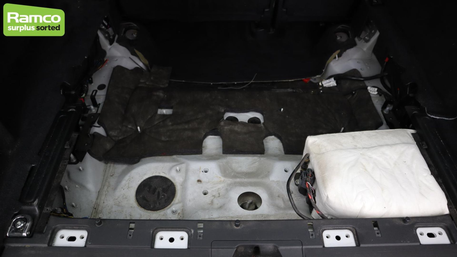 Land Rover Discovery 5 SDV6 3.0 DSE - BA68 OMK - Image 51 of 57