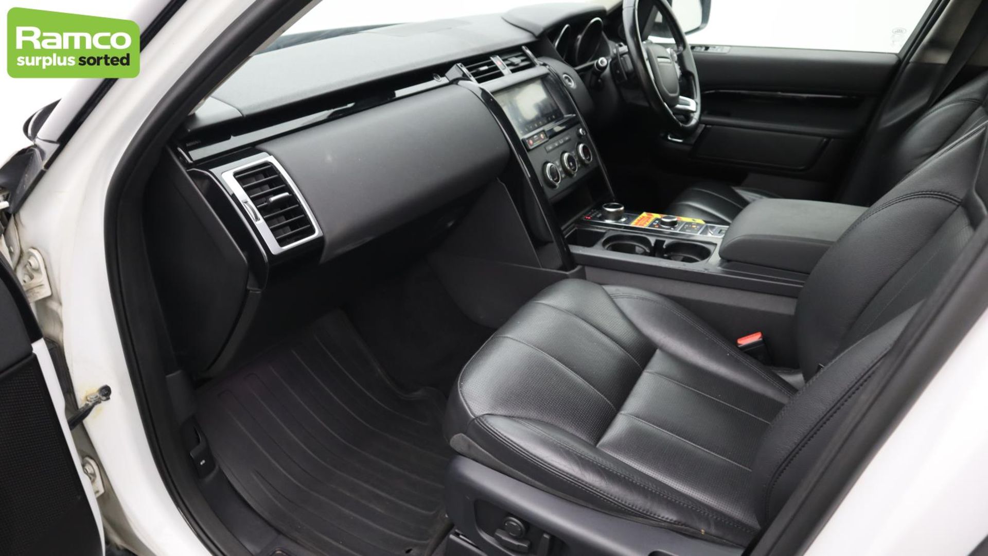 Land Rover Discovery 5 SDV6 3.0 DSE - BA68 OMK - Image 33 of 57