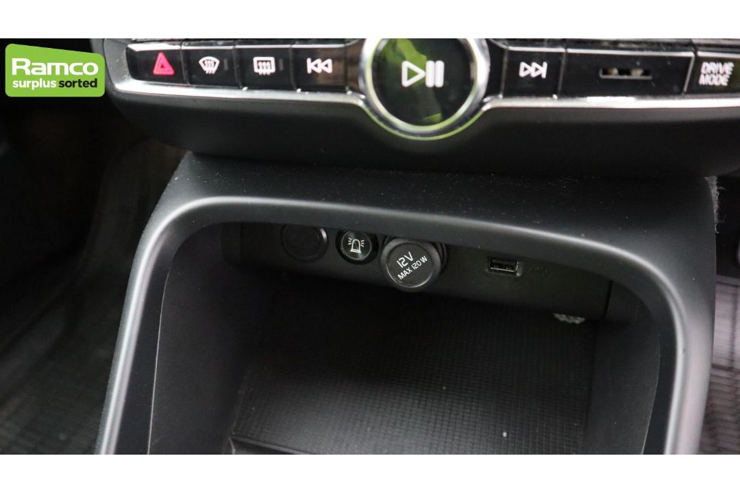 Volvo XC40 Momentum Pro D3 AWD Estate 2.0L - KN69 RUA - Image 14 of 37