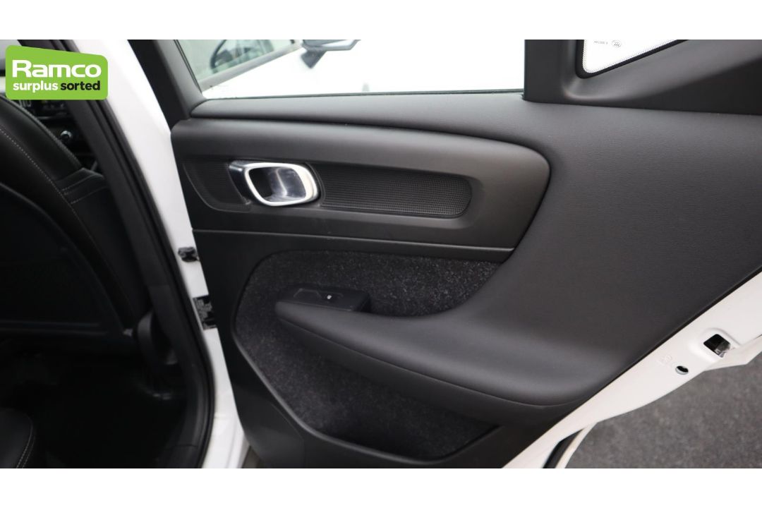 Volvo XC40 Momentum Pro D3 AWD Estate 2.0L - KN69 RUA - Image 22 of 37