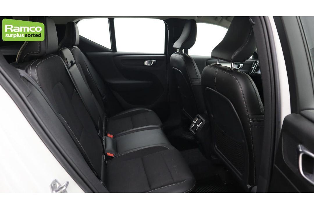 Volvo XC40 Momentum Pro D3 AWD Estate 2.0L - KN69 RUA - Image 19 of 37