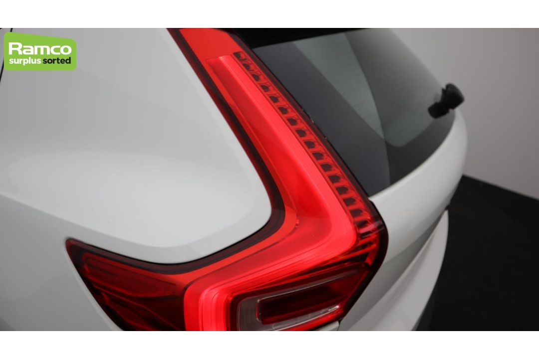 Volvo XC40 Momentum Pro D3 AWD Estate 2.0L - KN69 RUA - Image 27 of 37