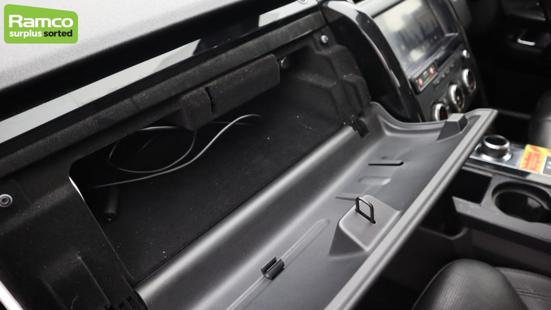 Land Rover Discovery 5 SDV6 3.0 DSE - BA68 OMK - Image 35 of 57