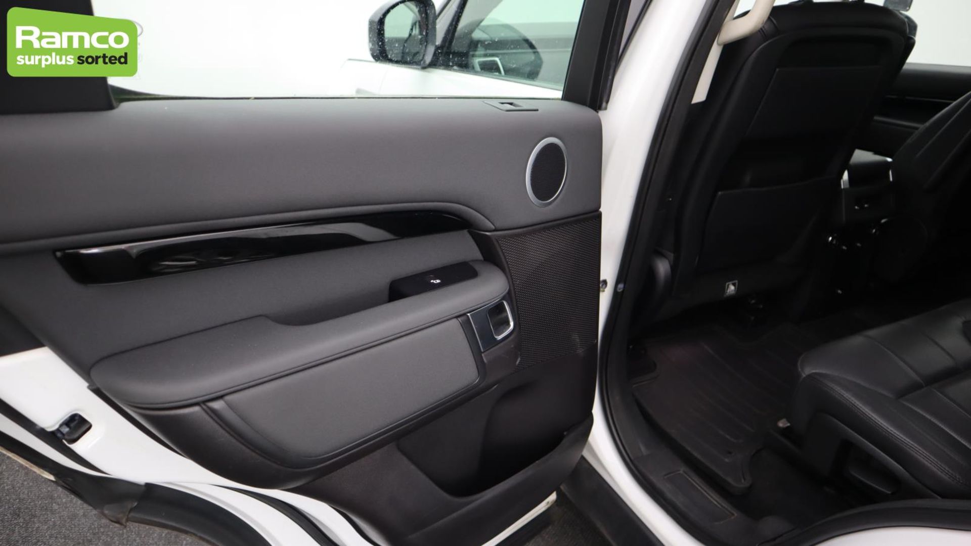 Land Rover Discovery 5 SDV6 3.0 DSE - BA68 OMK - Image 32 of 57