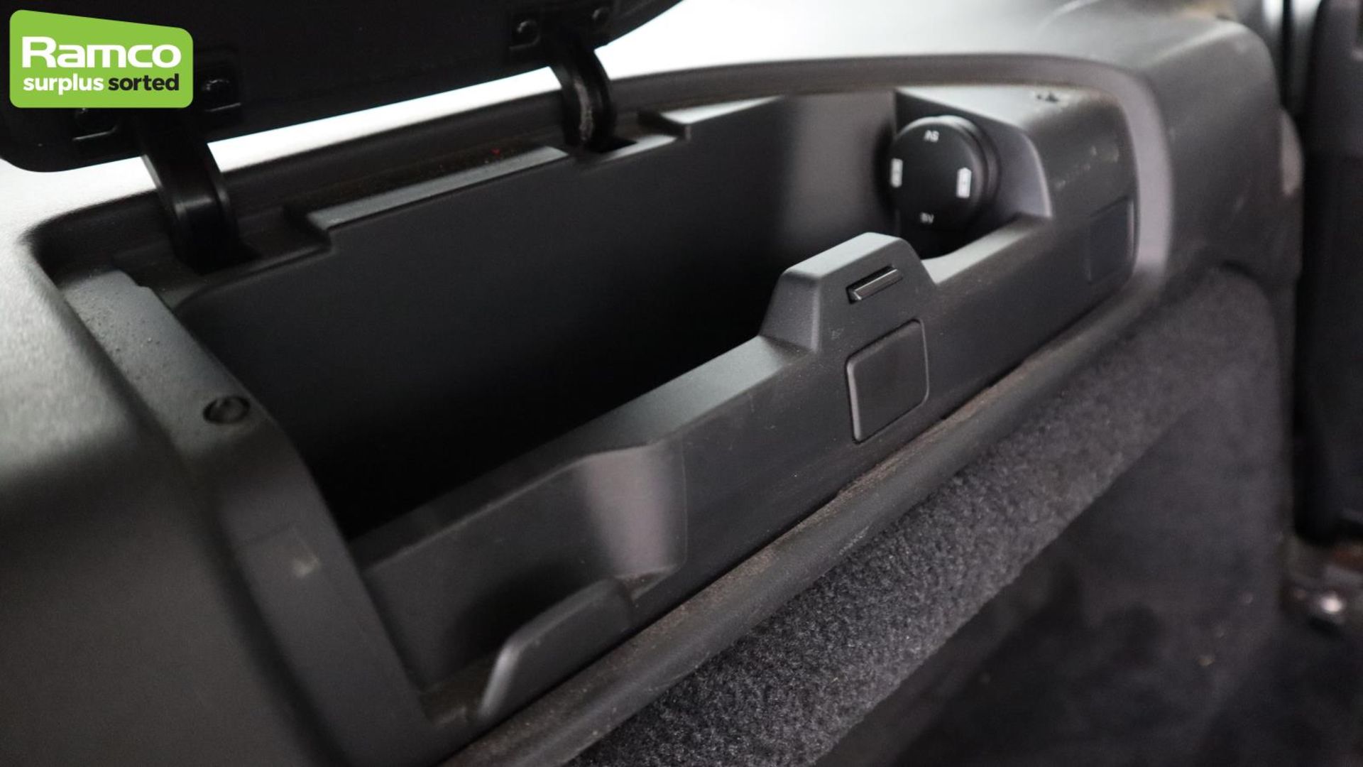 Land Rover Discovery 5 SDV6 3.0 DSE - BA68 OMK - Image 29 of 57