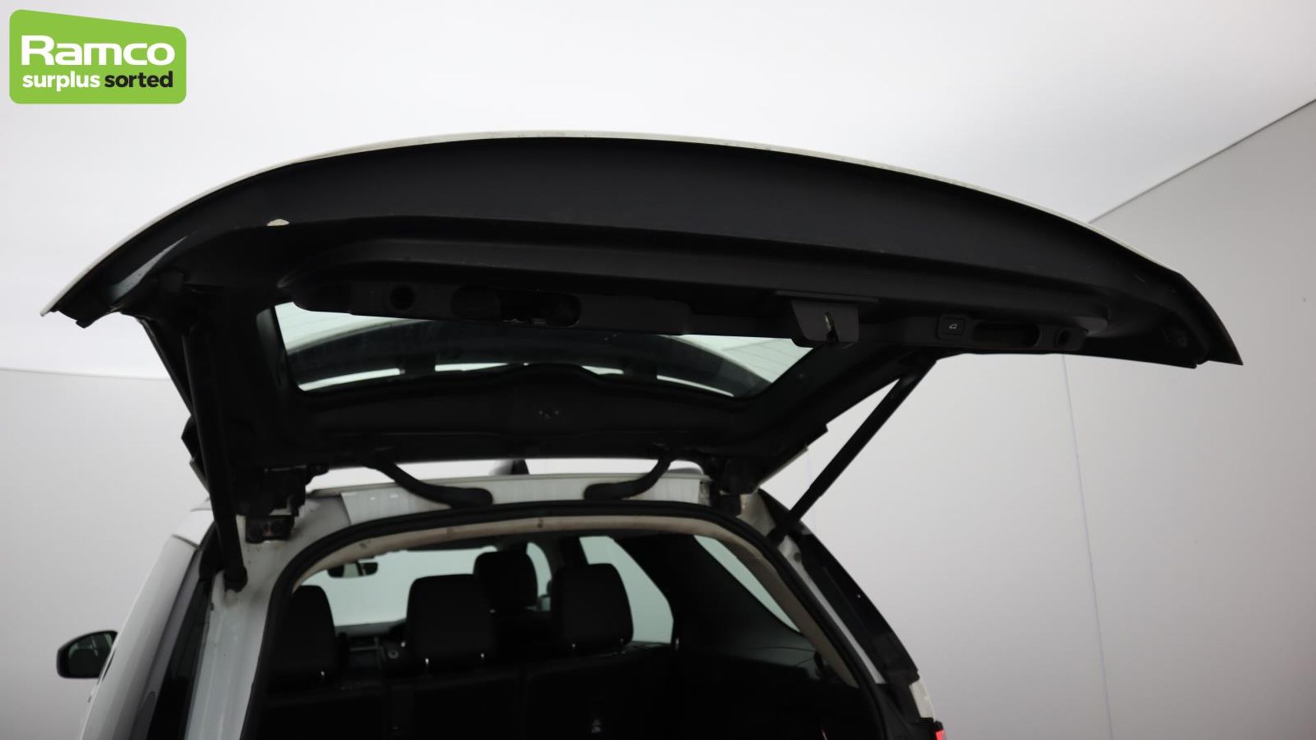 Land Rover Discovery 5 SDV6 3.0 DSE - BA68 OMK - Image 30 of 57