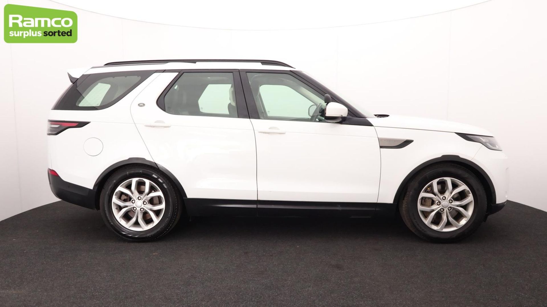 Land Rover Discovery 5 SDV6 3.0 DSE - BA68 OMK - Image 4 of 57