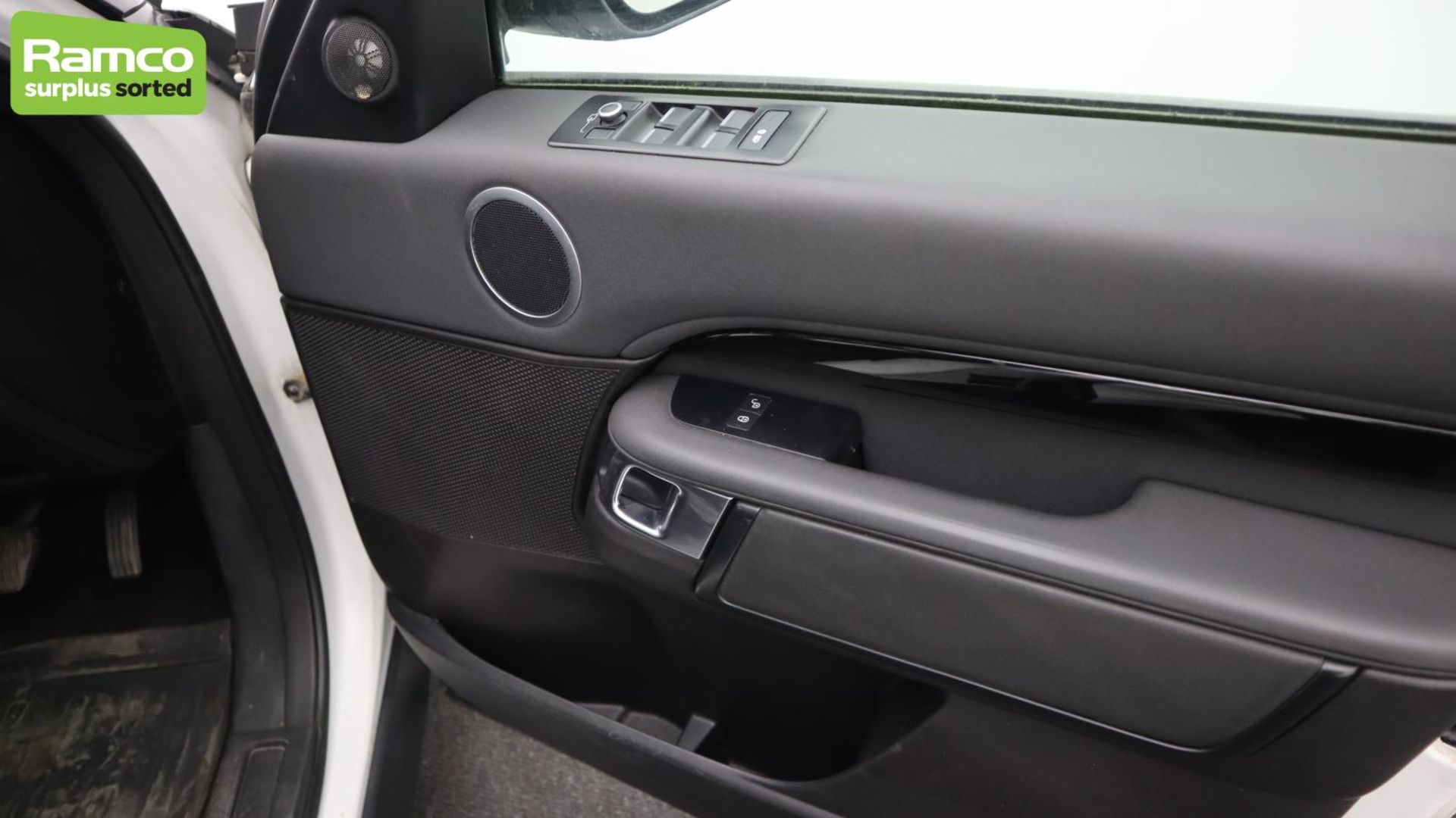 Land Rover Discovery 5 SDV6 3.0 DSE - BA68 OMK - Image 21 of 57