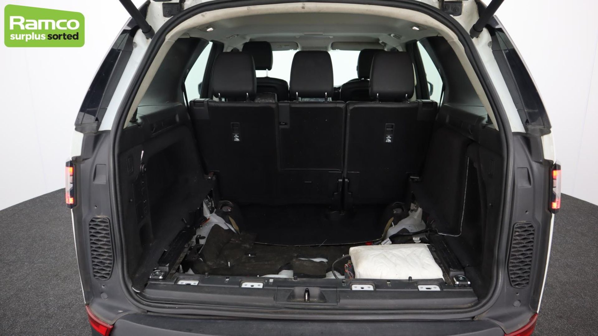 Land Rover Discovery 5 SDV6 3.0 DSE - BA68 OMK - Image 26 of 57