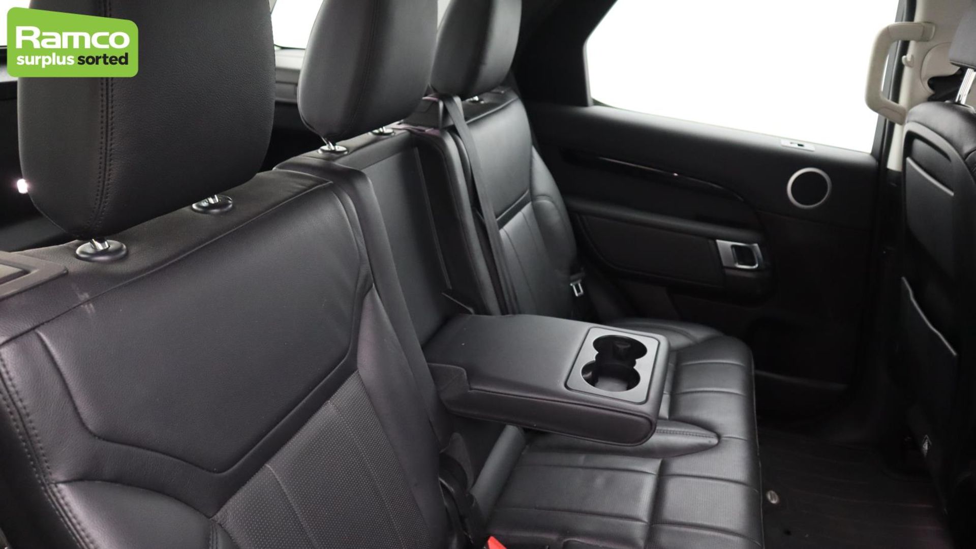 Land Rover Discovery 5 SDV6 3.0 DSE - BA68 OMK - Image 23 of 57
