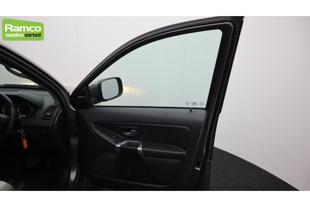 Volvo XC90 D5 AWD 2.4L - AO61 KAX - Image 20 of 64