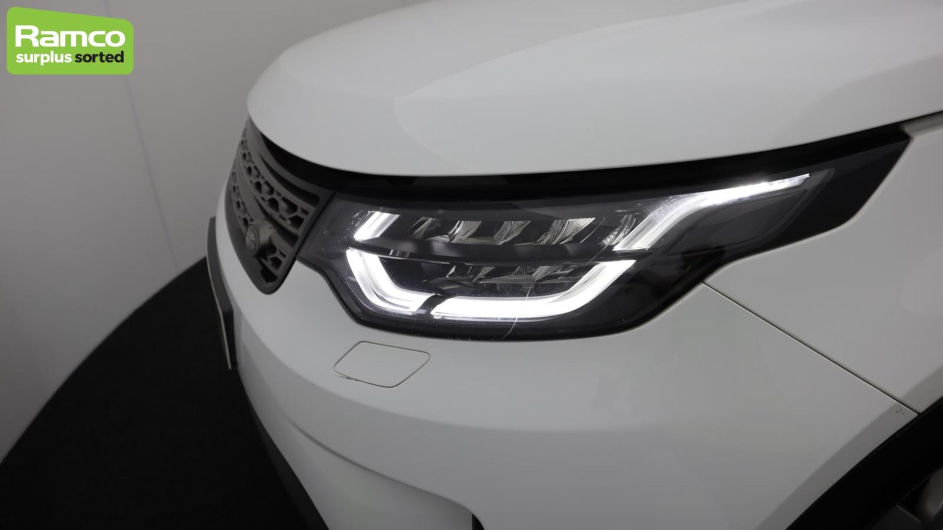 Land Rover Discovery 5 SDV6 3.0 DSE - BA68 OMK - Image 40 of 57
