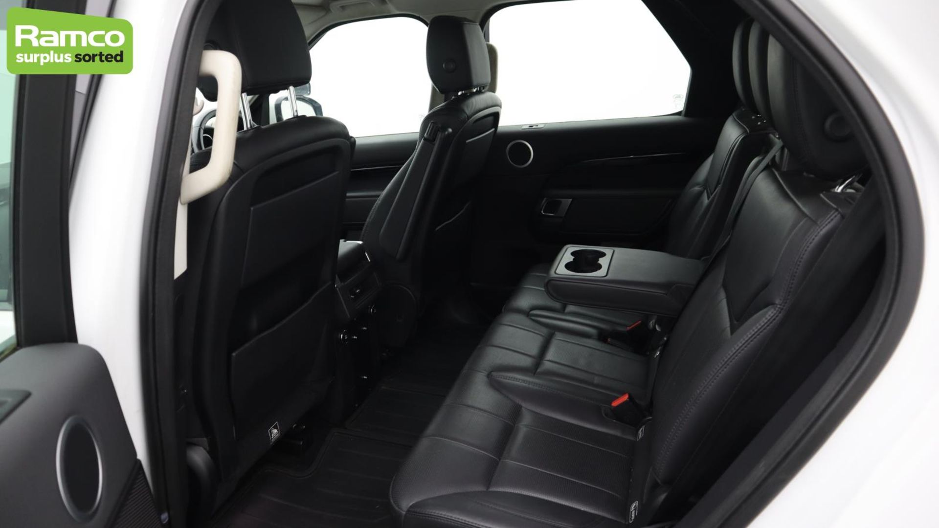Land Rover Discovery 5 SDV6 3.0 DSE - BA68 OMK - Image 31 of 57