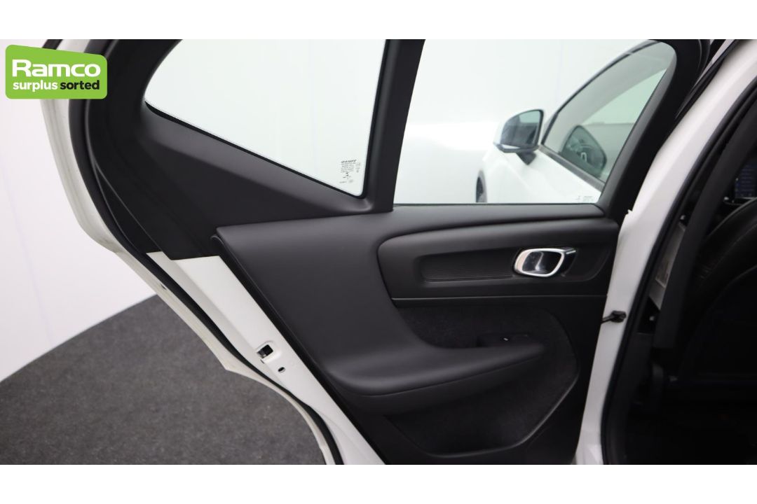 Volvo XC40 Momentum Pro D3 AWD Estate 2.0L - KN69 RUA - Image 29 of 37