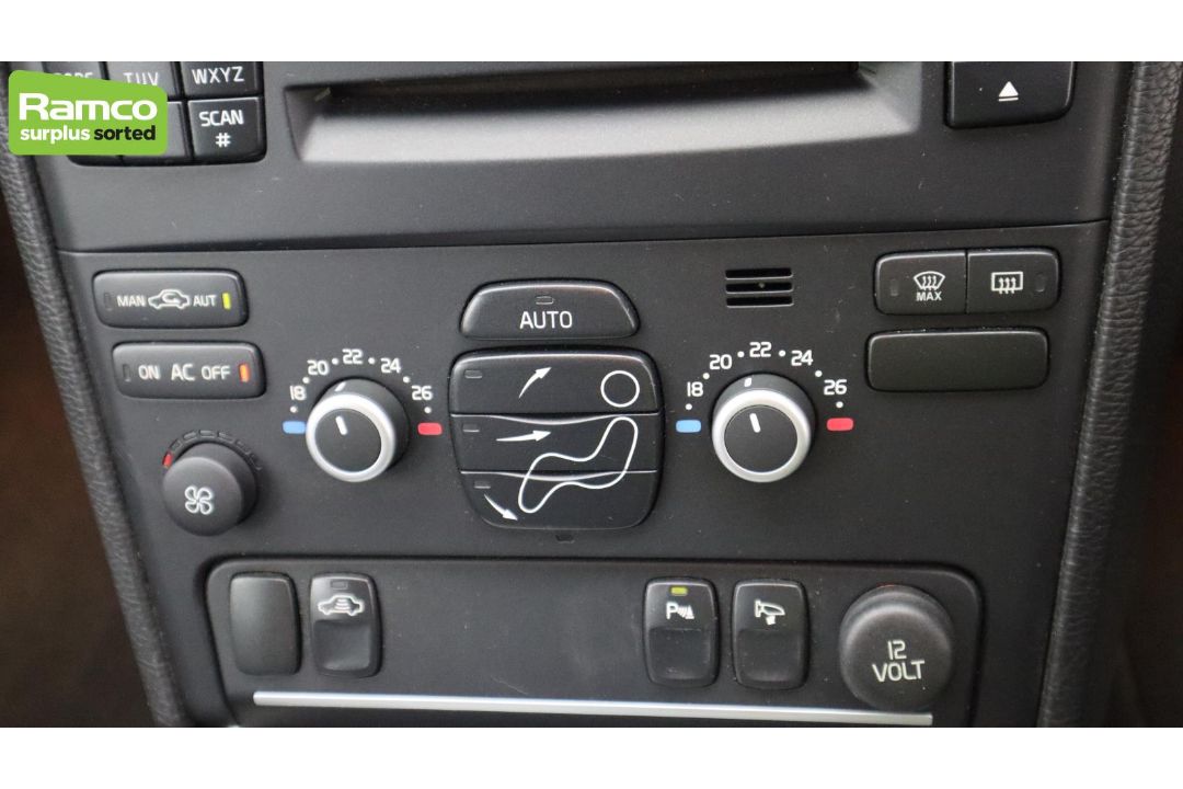 Volvo XC90 D5 AWD 2.4L - AO61 KAX - Image 15 of 64