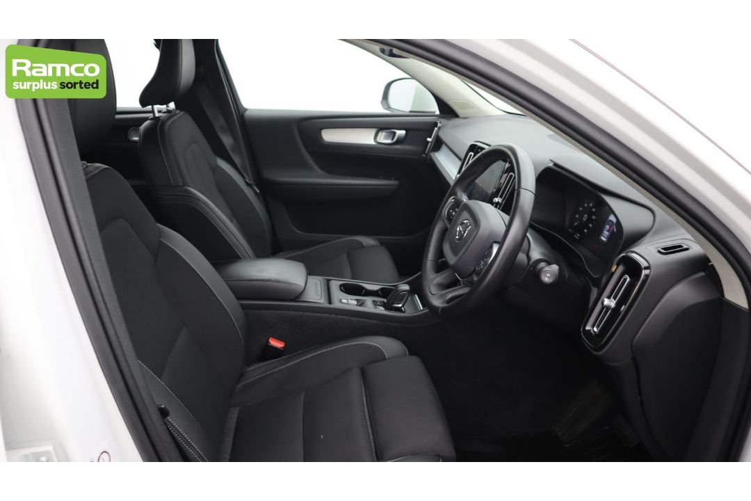 Volvo XC40 Momentum Pro D3 AWD Estate 2.0L - KN69 RUA - Image 9 of 37