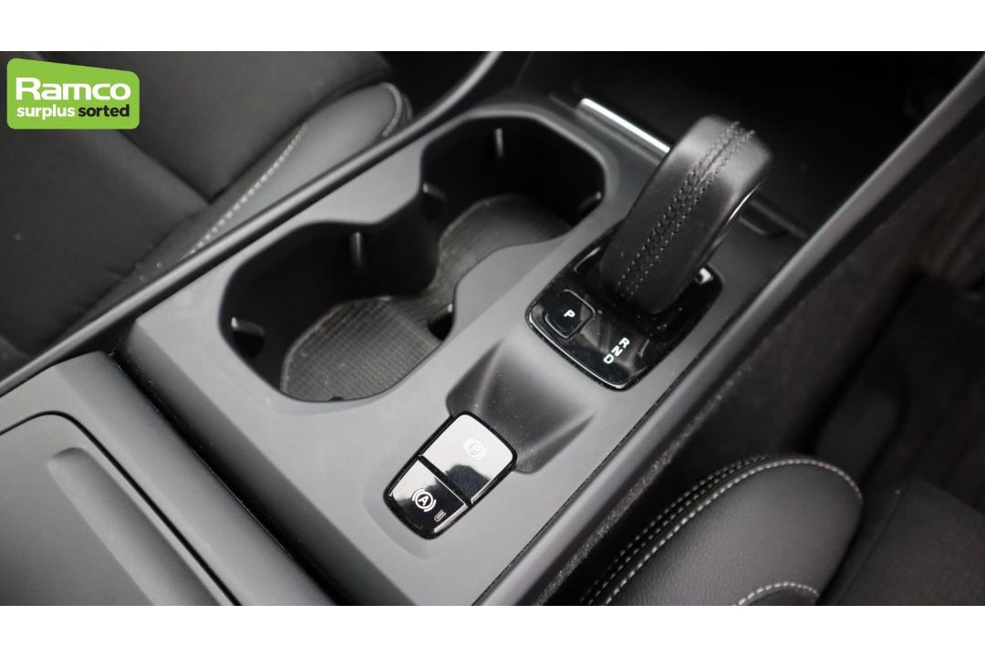 Volvo XC40 Momentum Pro D3 AWD Estate 2.0L - KN69 RUA - Image 15 of 37