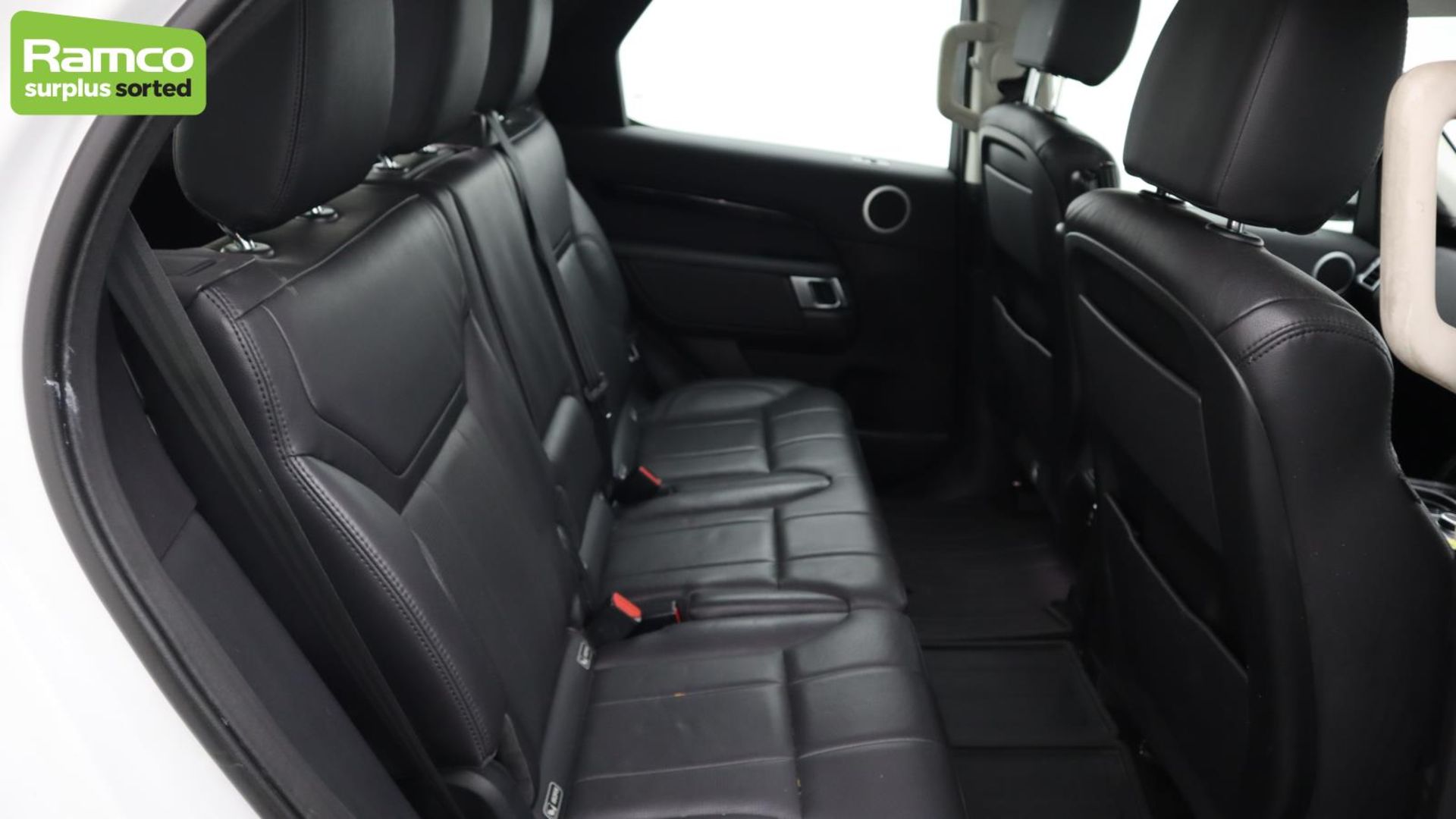 Land Rover Discovery 5 SDV6 3.0 DSE - BA68 OMK - Image 22 of 57