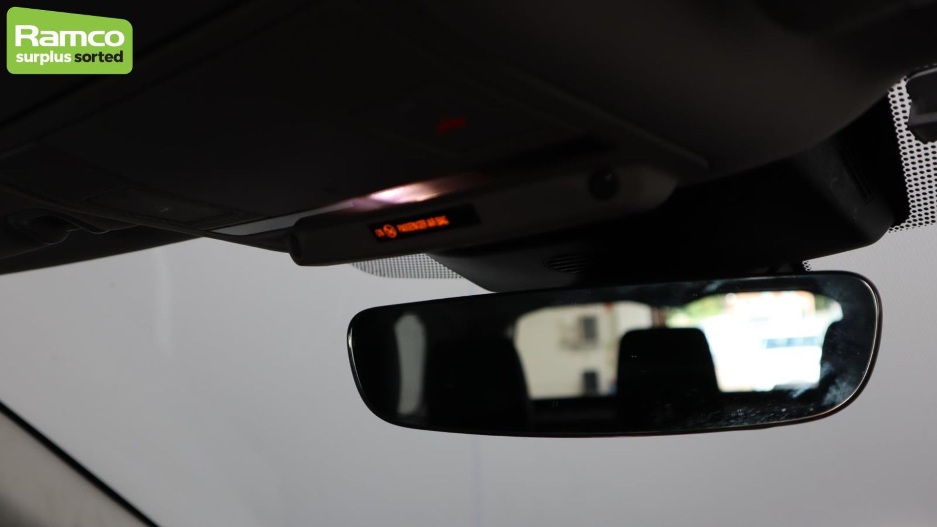 Land Rover Discovery 5 SDV6 3.0 DSE - BA68 OMK - Image 20 of 57