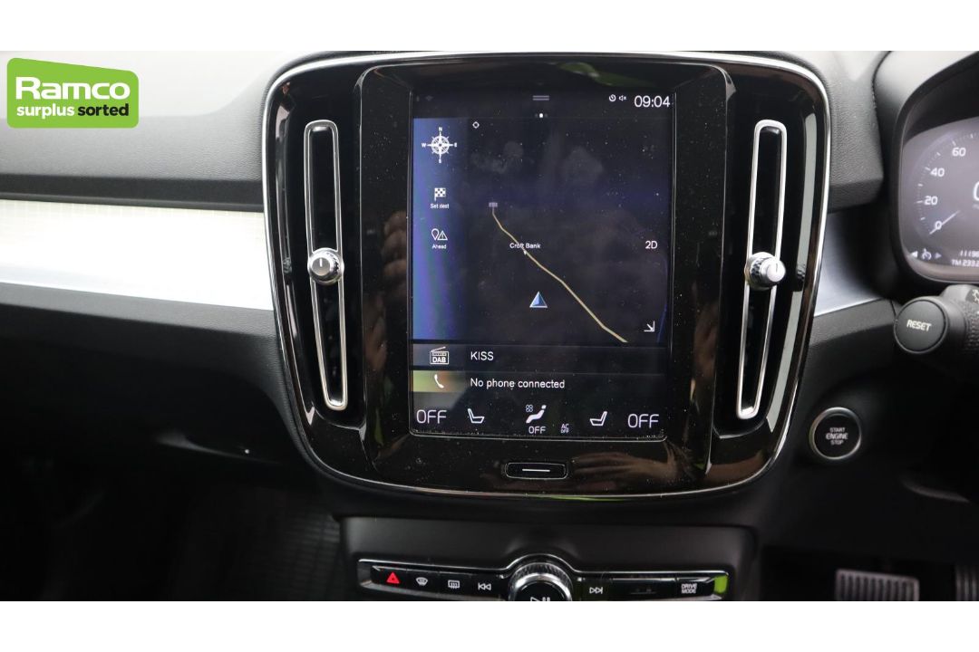 Volvo XC40 Momentum Pro D3 AWD Estate 2.0L - KN69 RUA - Image 12 of 37