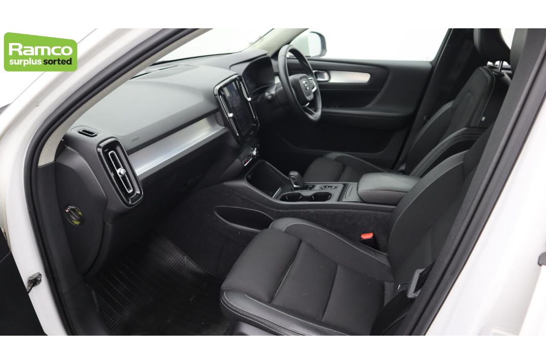 Volvo XC40 Momentum Pro D3 AWD Estate 2.0L - KN69 RUA - Image 30 of 37