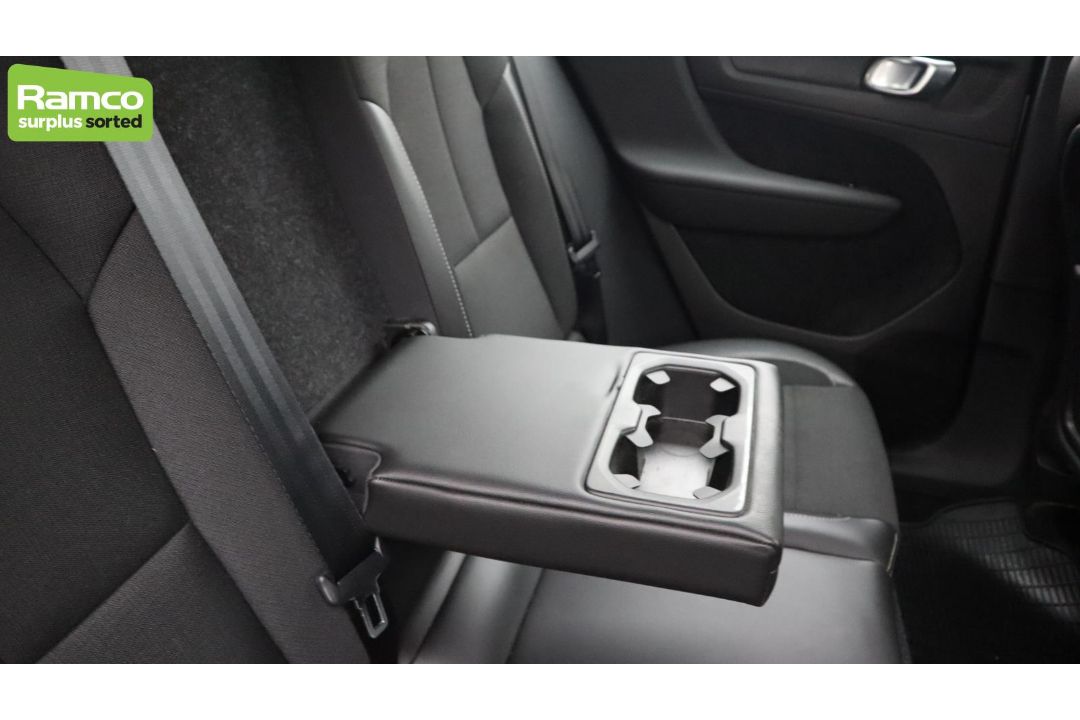 Volvo XC40 Momentum Pro D3 AWD Estate 2.0L - KN69 RUA - Image 20 of 37