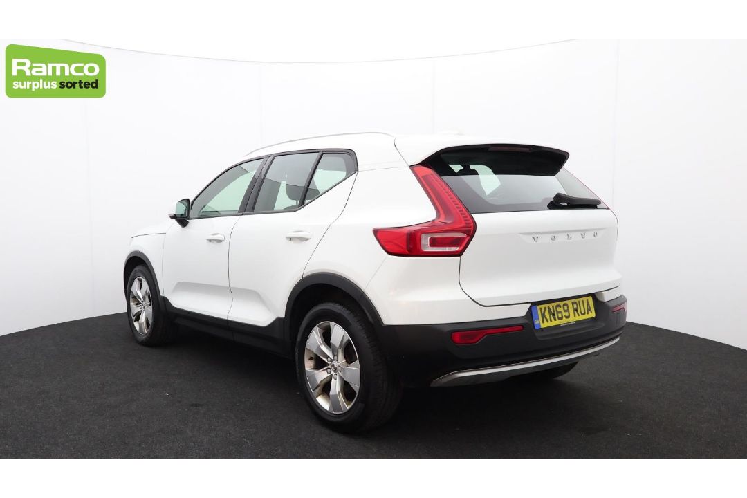 Volvo XC40 Momentum Pro D3 AWD Estate 2.0L - KN69 RUA - Image 7 of 37