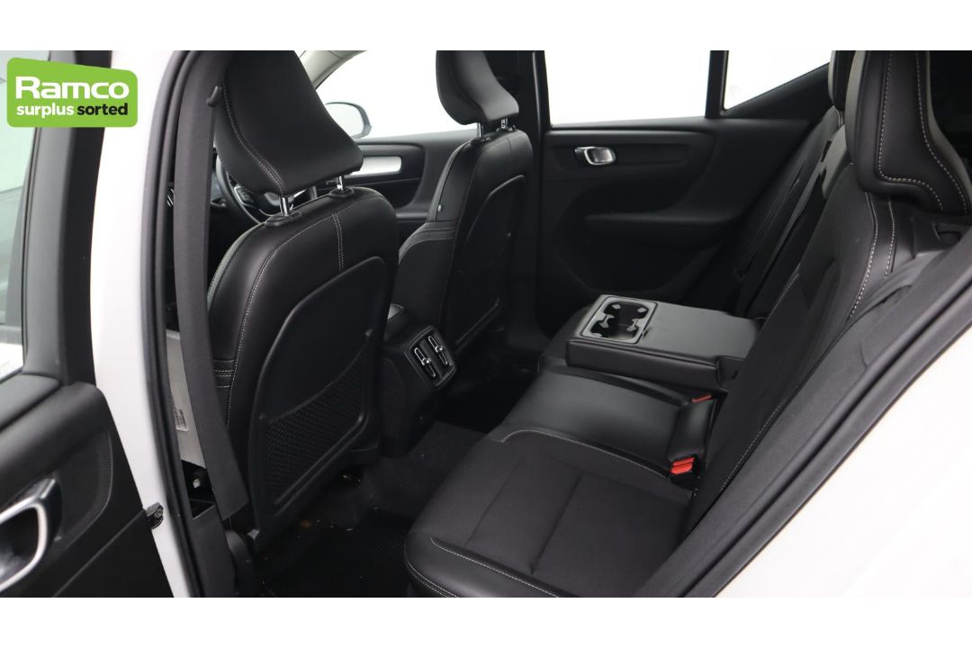 Volvo XC40 Momentum Pro D3 AWD Estate 2.0L - KN69 RUA - Image 28 of 37
