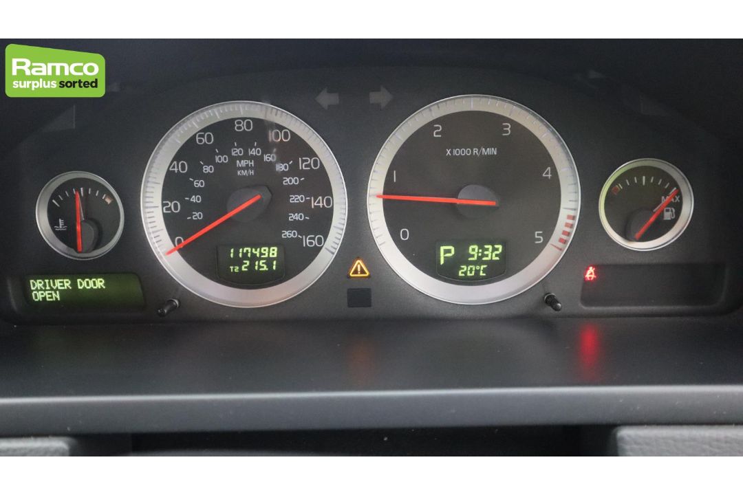 Volvo XC90 D5 AWD 2.4L - AO61 KAX - Image 11 of 64