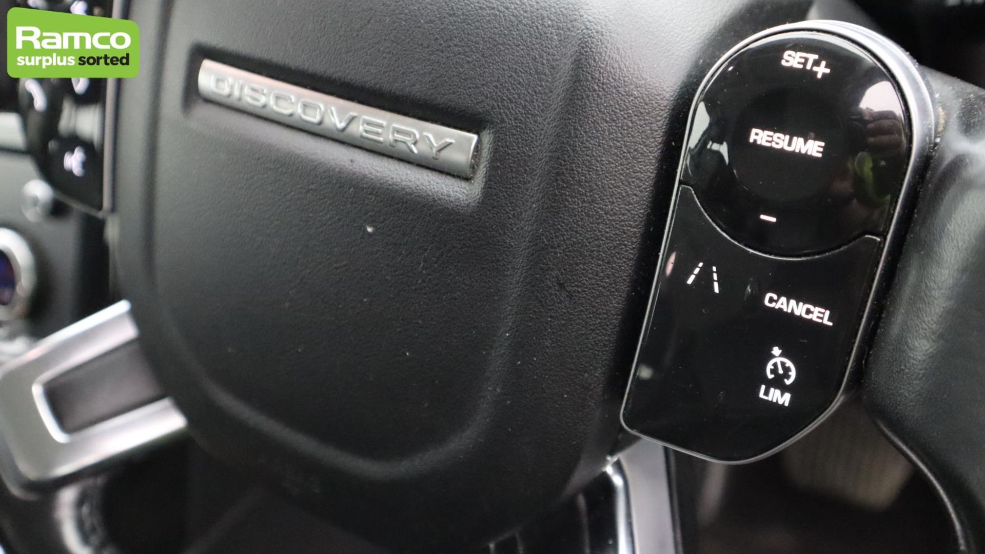 Land Rover Discovery 5 SDV6 3.0 DSE - BA68 OMK - Image 17 of 57