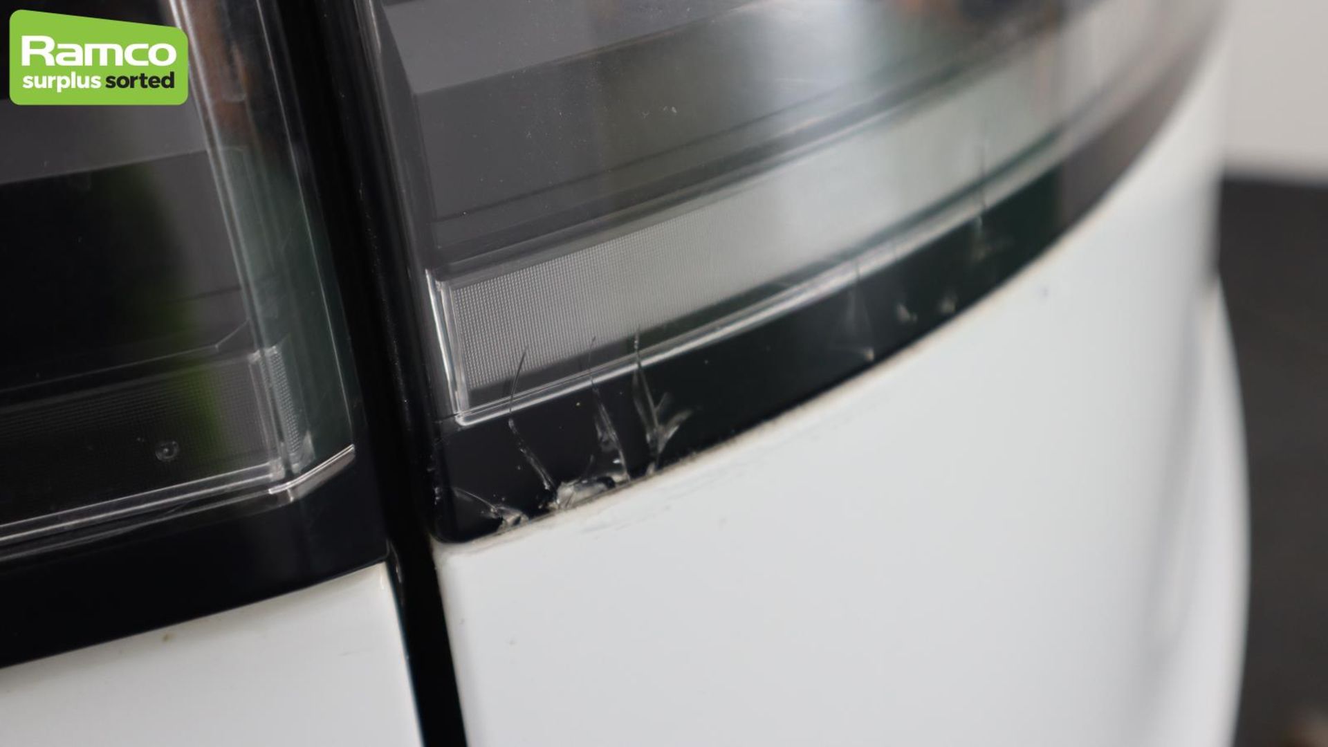 Land Rover Discovery 5 SDV6 3.0 DSE - BA68 OMK - Image 50 of 57