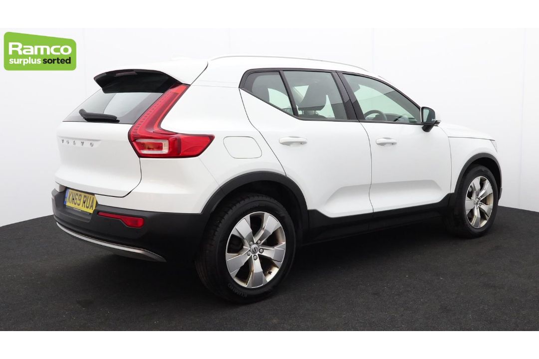 Volvo XC40 Momentum Pro D3 AWD Estate 2.0L - KN69 RUA - Image 5 of 37
