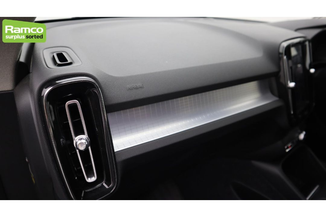 Volvo XC40 Momentum Pro D3 AWD Estate 2.0L - KN69 RUA - Image 31 of 37