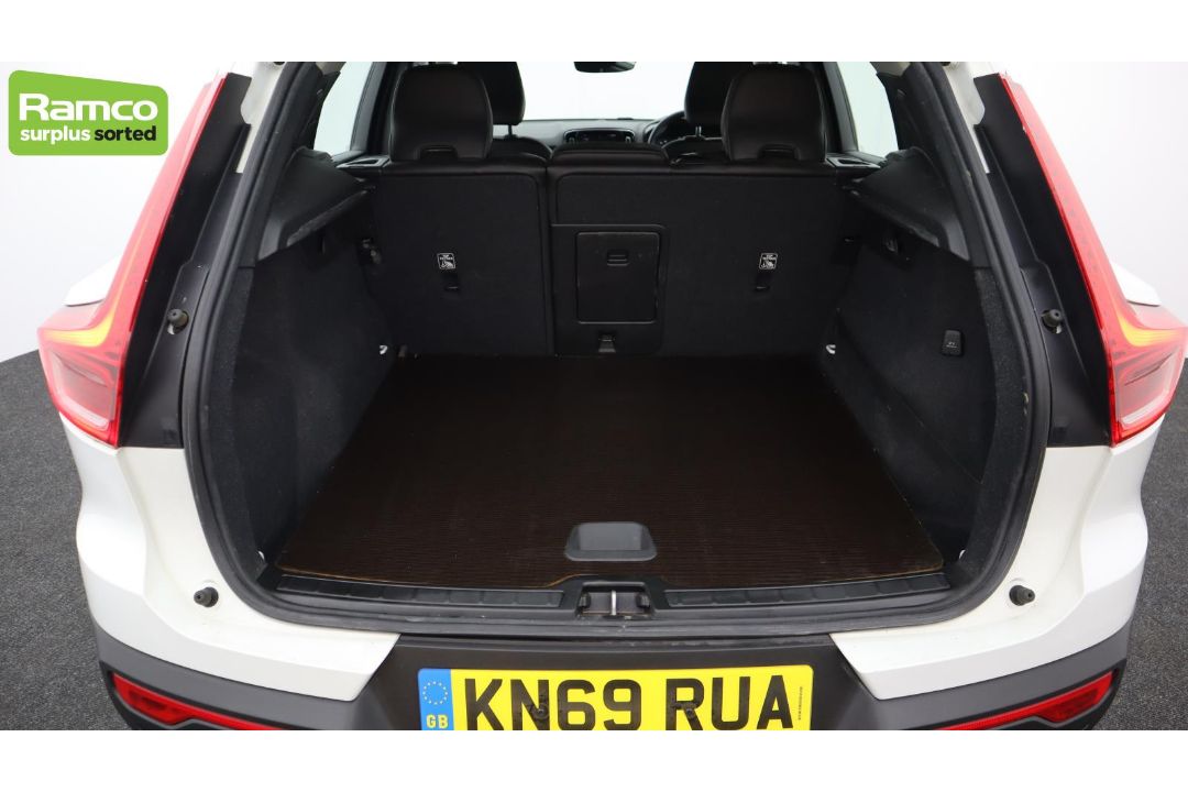 Volvo XC40 Momentum Pro D3 AWD Estate 2.0L - KN69 RUA - Image 24 of 37