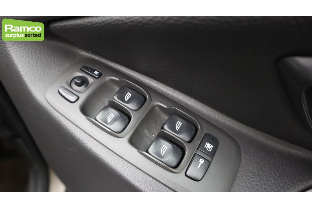Volvo XC90 D5 AWD 2.4L - AO61 KAX - Image 19 of 64